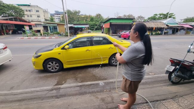 นนทบุรี : ป่วนไม่เลิกลุงขาเป๋ขับแท็กซี่ปาถุงขี้ใส่รถ