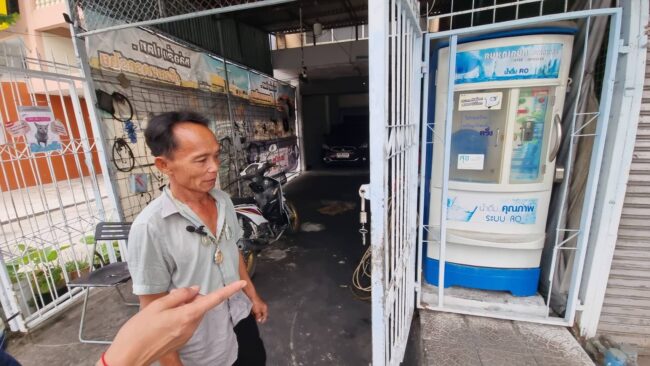 นนทบุรี : ลุงขาเป๋แท็กซี่ป่วนไม่หยุด ปาขี้ใส่รถ-ชนตู้กดน้ำพัง