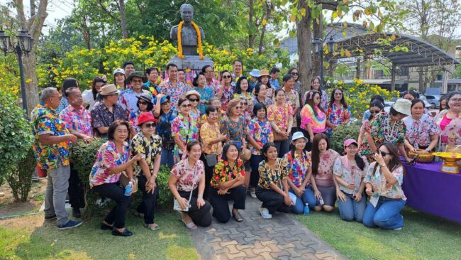 นครสวรรค์ : โรงเรียนนครสวรรค์ ร่วมกับ ชมรมครูฯ จัดกิจกรรม รดน้ำขอพรผู้อาวุโส สืบสานประพณีสงกรานต์