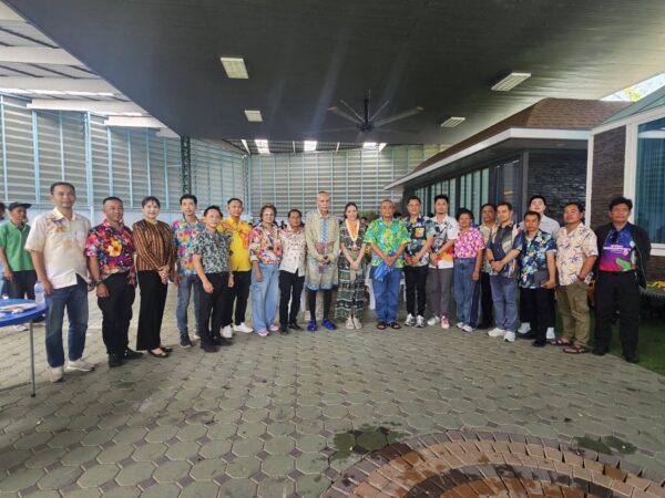 นครสวรรค์ : นายก อบจ. พร้อมผู้ว่าฯ นำทีม ส.อบจ. เข้าบ้านใหญ่ อุทัยธานี รดน้ำหลาดา เบแหม่ม รมช.ดีดา คนแน่นบ้าน มีอาหารดนตรี