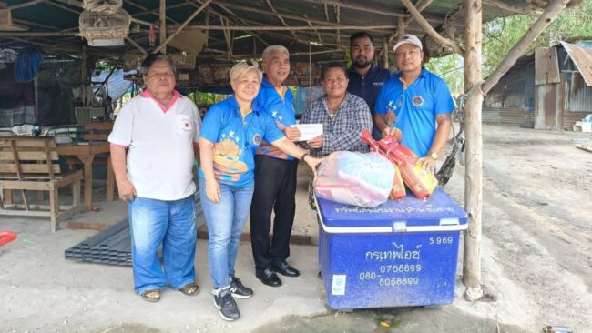 นครสวรรค์ : นายกสมาคมนักหนังสือพิมพ์และสื่อมวลชนฯ นำทัมงานออกช่วยเหลือสมาชิกสมาคมฯที่ได้รับผลกระทบจากวาตภัย