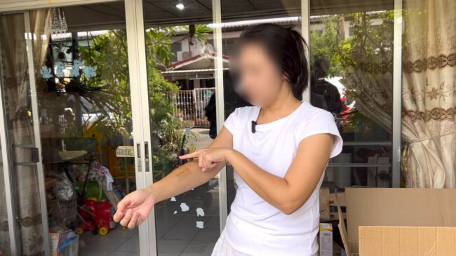 นนทบุรี : คุณแม่ลูก 2 วัย 35 ปี หวิดดับ ถูกกระสุนปืนปริศนาตกทะลุหลังคาบ้าน หล่นใส่แขนบาดเจ็บขณะยืนช๊อตยุงหน้าบ้าน