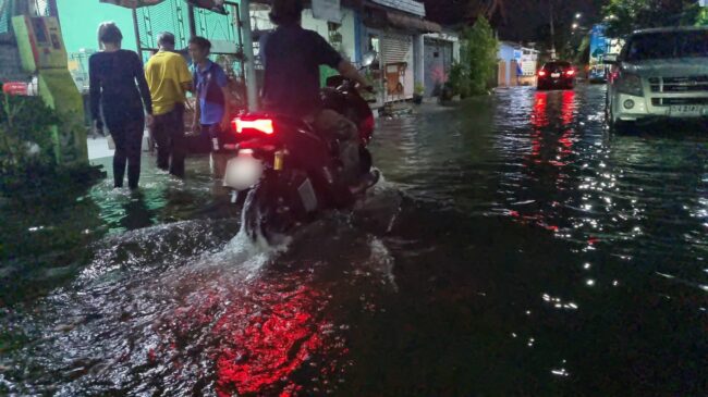นนทบุรี : ชาวบ้านหวันเกรงฝนตกซ้ำท่วมหมู่บ้าน 10 กว่าชั่วโมง น้ำไม่ลด
