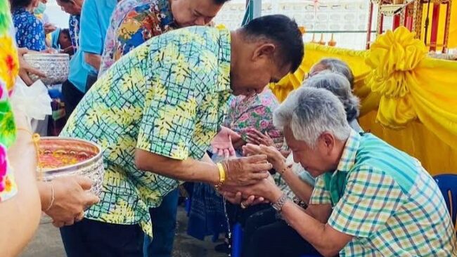 สมุทรปราการ : รดน้ำขอพรผู้สูงอายุ หมู่บ้านเทพานิเวศ