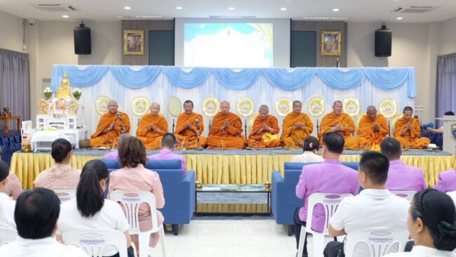 นนทบุรี : ผกก.ตม. ทำบุญสำนักงานร่วมกับข้าราชการ พร้อมประธาน ตร.ตม.​ และคณะ