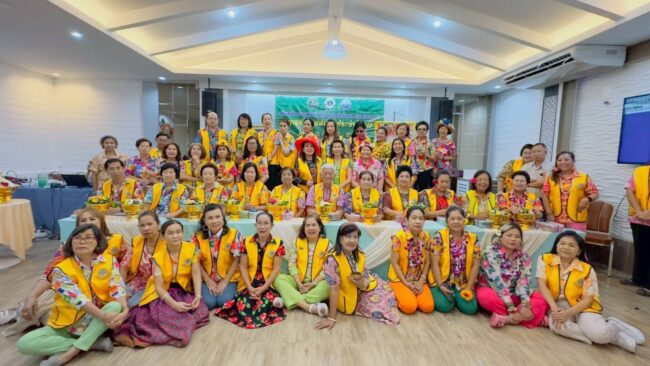 นครสวรรค์ : สโมสรไลออนส์ปากน้ำโพ จัดประชุมและรดน้ำขอพรผู้อาวุโสสืบสานประเพณีสงกรานต์