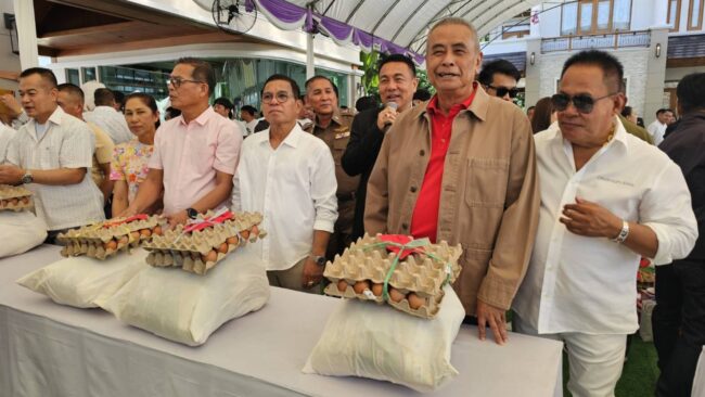 นครสวรรค์ : นายก อบจ.  พร้อมทีมงาน ร่วมงานบุญ แจกชุดปันสุข ให้ประชาชนชาวอุทัย งานวันเกิด มารดาของประธานสโมสรฟุตบอลอุทัยธานี FC
