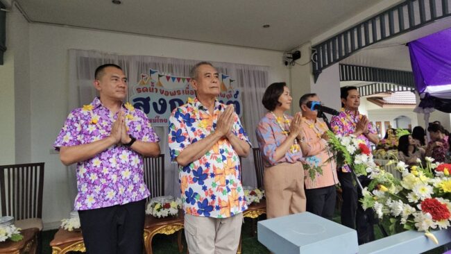 นครสวรรค์ : ส่วนราชการพ่อค้าประชาชน พร้อมใจกันร่วมพิธีรดน้ำขอพรผู้ว่าราชการจังหวัด นายก อบจ. และคณะรองผู้ว่า