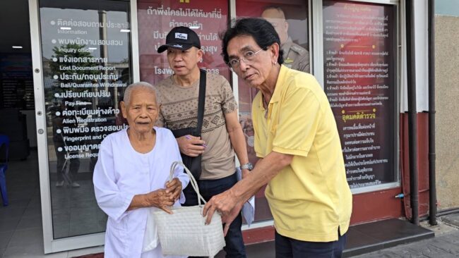 นนทบุรี : แม่ชีดีใจ โชเฟอร์นำตะกร้าเงินสด 15,000 บาท มาคืนหลังลืมไว้ในรถแท็กซี่