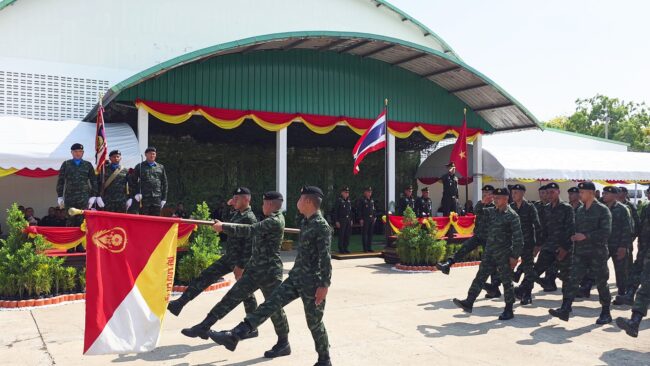 ลพบุรี : ศูนย์การทหารปืนใหญ่ จัดพิธีอำลาธงชัยเฉลิมพล และ มอบเมล็ดพันธุ์ผักพระราชทาน แก่ทหารทหารกองประจำการ