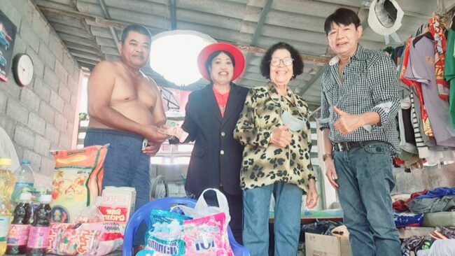 นครสวรรค์ : ชมรมจิตอาสาอุทยานสวรรค์บริจาคข้าวสารอาหารแห้งให้คนเก็บขยะ ป่วยหลายโรค เลี้ยงหลาน ป.6