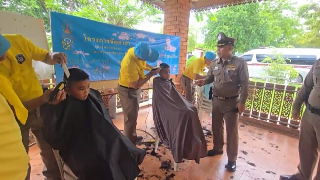 อุทัยธานี : ตำรวจจิตอาสา สภ.ทัพทัน ออกหน่วยตัดผมให้นักเรียนก่อนเปิดเทอมฟรี