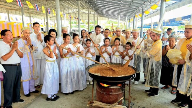 ลพบุรี : สืบสานประเพณีโบราณ กวนข้าว มธุปายาส ถวายเป็นพุทธบูชา เนื่องในเทศกาลวันวิสาขบูชาโลก ประจำปี 2568