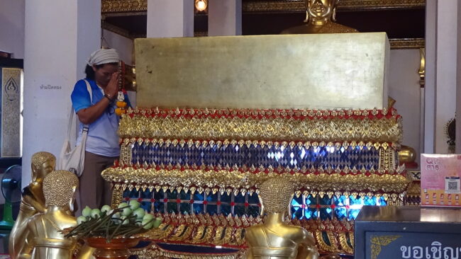 พิษณุโลก : พุทธศาสนิกชน ต่างพาครอบครัวไปกราบไหว้ พระพุทธรูปปางพระพุทธเจ้าเข้านิพพาน วัดพระศรีรัตนมหาธาตุ วรมหาวิหาร