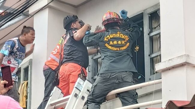 นนทบุรี : ไฟไหม้บ้านข้าราชการ ห้อยหัวพาดหน้าต่างหนีตาย แต่ติดเหล็กดัดดับ