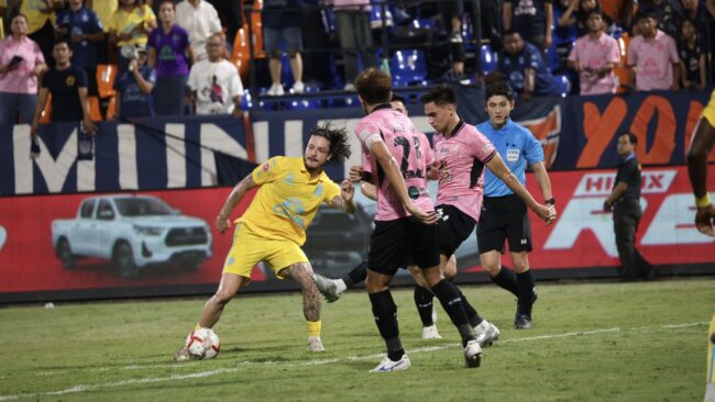ปราสาทสายฟ้า ไล่ต้อน พญาไก่ชน 7-0 ทะลุชิงดำ ราชันโคขาว ลูกหนังรีโว่ คัพ