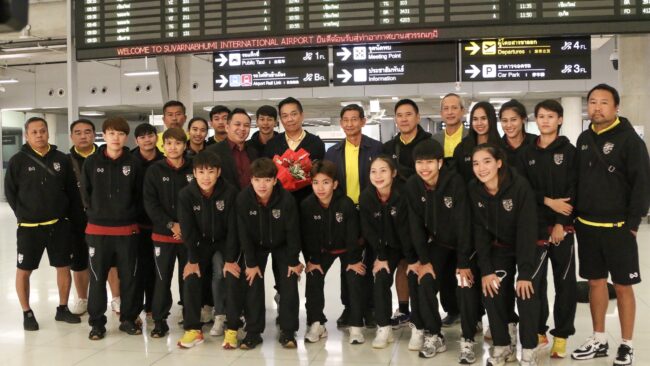 ระทึกกลางเวหา! ทัพฟุตซอลหญิงไทยถึงบ้าน หลังเจอเครื่องบินป่วน