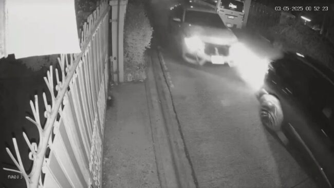 นนทบุรี : วงจรปิดเผยภาพนาทีชีวิต คนร้ายขับเก๋ง Civic ขาว ไล่จี้-ยิงเหยื่อกลางซอยต้นสน 15 ก่อนหลบหนี