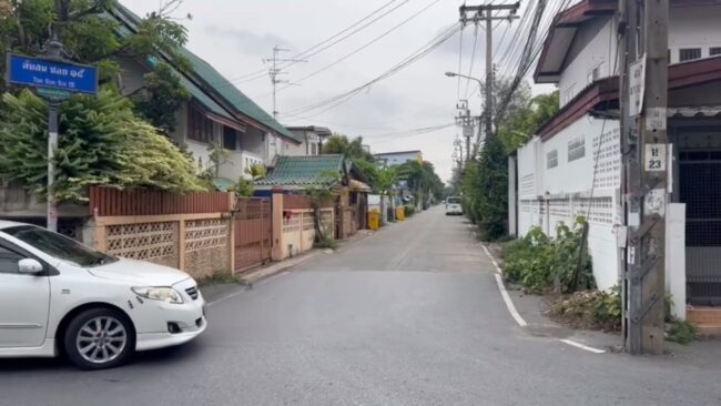 นนทบุรี : เพื่อนรักวนรถก่อนประกบ ยิงกว่า 17 นัด ดับคาที่หน้าซอยต้นสน 15 ตร. เร่งออกหมายจับ