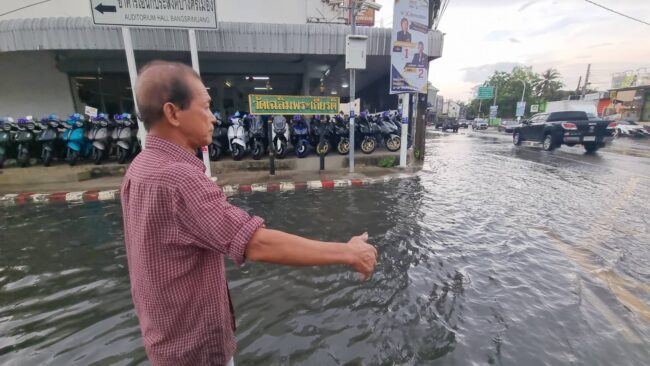 นนทบุรี : ฝนถล่ม ชาวบ้านถูกน้ำท่วมขังได้รับความเดือดร้อนบริเวณซอยเฉลิมพระเกียรติ
