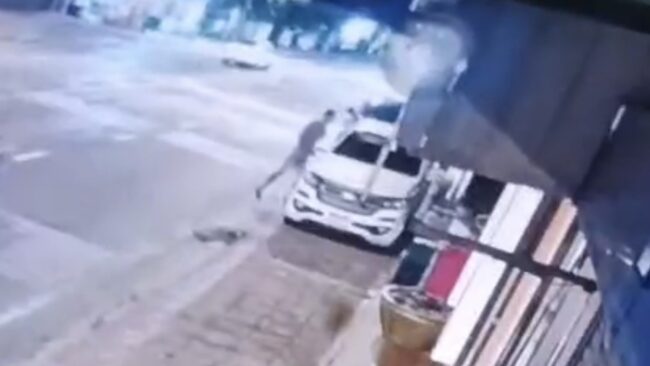 นนทบุรี : คนร้ายยืนประกบยิงรัวปืน 6 นัด ดับคารถ หลังก่อเหตุยืนสูบบุหรี่อย่างใจเย็น