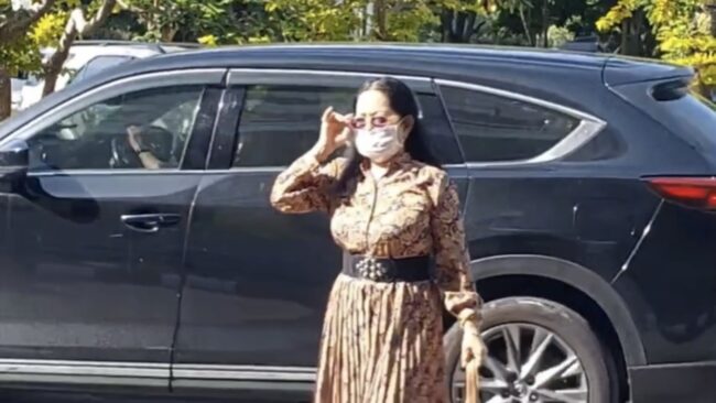 นนทบุรี : แม่ ”แตงโม นิดา“ พร้อมทนายเดชา เดินทางฟังคำพิพากษาคดีศาลจังหวัดนนทบุรี