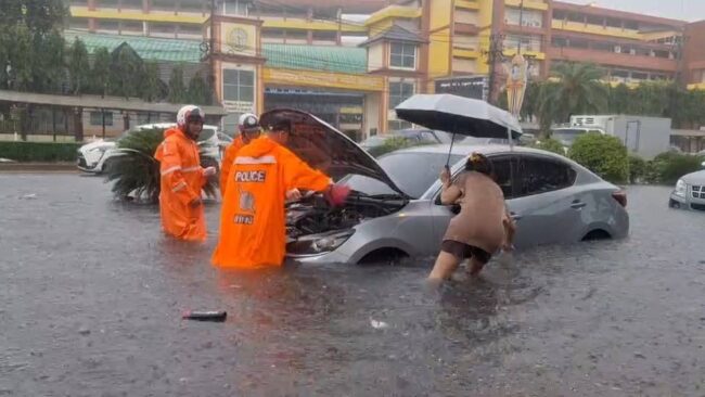 นนทบุรี : ฝนตกหนักทำให้น้ำท่วมขังเป็นบริเวรกว้างเนื่องจากการรบายน้ำไม่ทัน