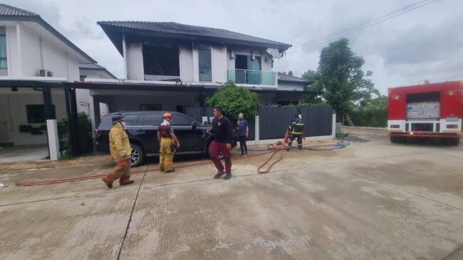 นนทบุรี : ไฟไหม้บ้านเดี่ยวสองชั้น รถดับเพลิงชนแท็กซี่ขณะเข้าระงับเหตุ