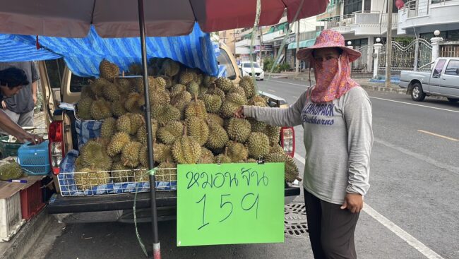 บุรีรัมย์ : แม่ค้าทะเรียนเข่าทรุด คัดเอาแต่ลูกใหญ่รวม 3 พัน โดนเชิดไปต่อหน้า