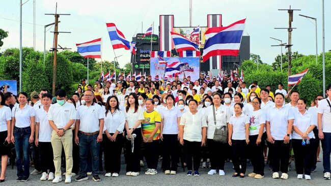 ลพบุรี : ส่งกำลังใจให้ทหาร ทหารรบพิเศษ รับมอบดอกไม้จากประชาชน จากแนวหลังสู่แนวหน้า ภายใต้กิจกรรม “ไทยนี้รักสงบ แต่ถึงรบไม่ขลาด”