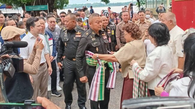 มทภ.2 ถวายพระประธานทรงเครื่องสมัยอู่ทอง