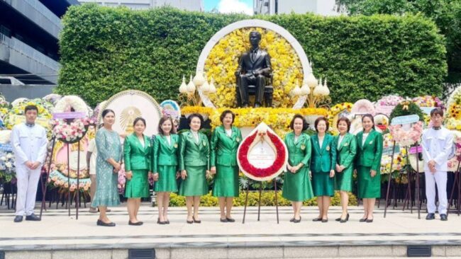 สมาคมภริยาแพทย์แห่งประเทศไทยในพระบรมราชูปถัมภ์ วางพวงมาลา “วันอานันทมหิดล” และมอบวีลแชร์ ให้โรงพยาบาลจุฬาลงกรณ์