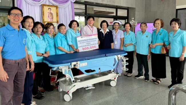 นครสวรรค์ : ชมรมภาษาวัฒนธรรมจีนฯ บริจาคเงิน 200,000 แสน ให้โรงพยาบาลสวรรค์ประชารักษ์เพื่อซื้อเตียงและรถเข็น