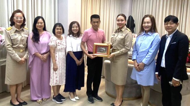 ทีมงานนครสวรรค์แสดงความยินดีกับปานัดฌา ไทยเศรษฐ์ ที่ได้รับเลือกตั้งเป็นนายกเทศมนตรีเมืองอุทัยธานี