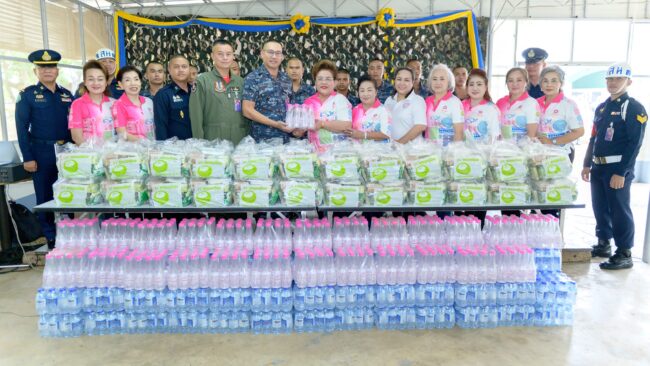 มอบแหนมเนืองให้น้องเล็ก