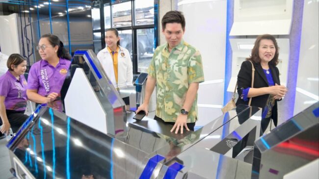 รองตู้ เยี่ยมห้องเรียนอีสปอร์ต