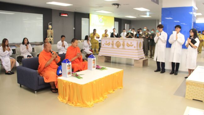 สมุทรปราการ : คณะแพทยศาสตร์ รพ.รามาธิบดี ร่วมกับ มูลนิธิร่วมกตัญญู เคลื่อนย้ายร่าง อาจารย์ใหญ่ เตรียมประกอบพิธีพระราชทานเพลิงศพเป็นกรณีพิเศษ