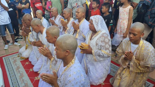 ราชบุรี : ประชาชนทุกหมู่เหล่า ต.เจ็ดเสมียน อ.โพธาราม บรรพชาหมู่ถวายเป็นราชกุศลเนื่องในวันเฉลิมพระชนมพรรษาสมเด็จพระราชินี