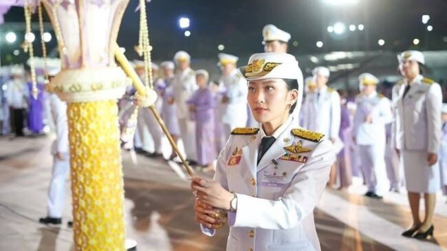 นายกรัฐมนตรีนำถวายเครื่องราชสักการะ พิธีถวายพระพรชัยมงคล ณ ท้องสนามหลวง