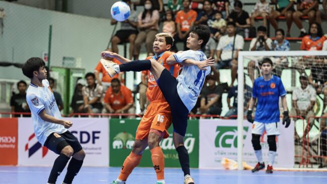 กุ้งสายฟ้า” โซ้ย “สิงห์ร่มเกล้า” 2-1 “นักรบโจรสลัด” อัด “ฉลามไฟฟ์” 1-0