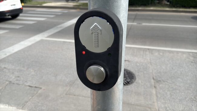 นนทบุรี : จยย. ฝ่าไฟแดงชนหญิงข้ามถนนบนทางม้าลายหน้าห้างดังศรีสมาน สังคมจี้เอาผิด