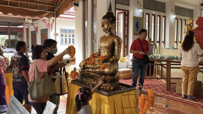 นนทบุรี : ชาวบ้านแห่กราบไหว้ ขอพรวัดดัง อายุกว่า 650 ปี ไม่พลาดส่องเลขเด็ดโค้งสุดท้ายก่อนหวยออก