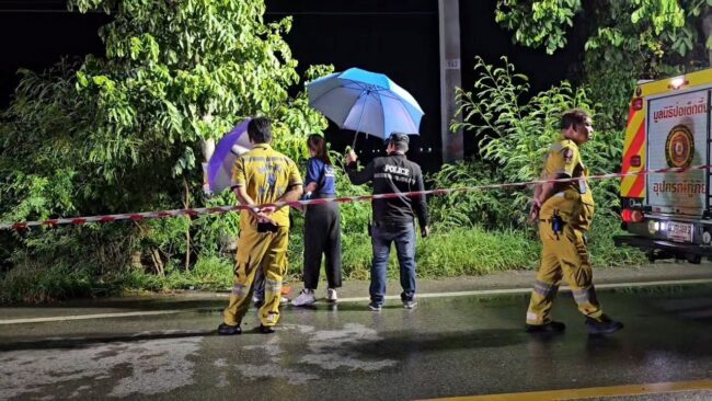 เสียหลักพุ่งลงข้างทาง คาดถนนลื่น