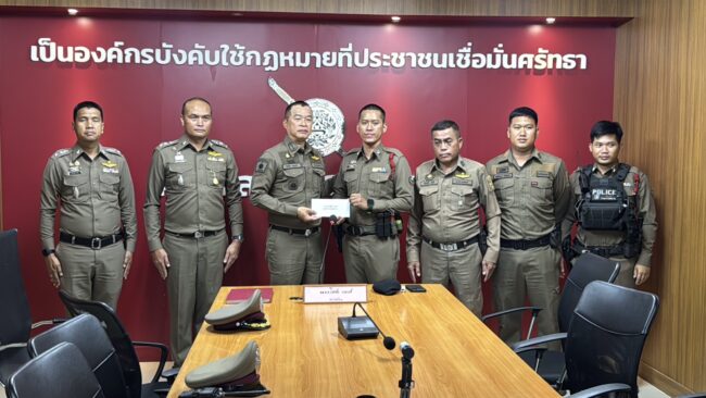นนทบุรี : บิ๊กจิ๋ว ลงพื้นที่มอบรางวัลให้ขวัญกำลังใจ 2 ตำรวจสายตรวจ ย้ำยิงยับยั้งคนร้ายเป็นการป้องกันตัวตามยุทธวิธี