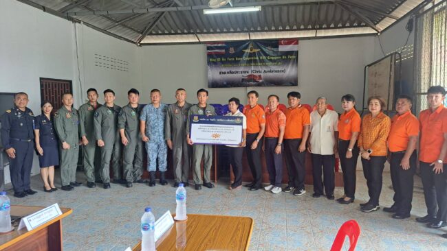 ทอ.ไทย-สิงคโปร์ มอบสิ่งของเครื่องใช้เพื่อชุมชน