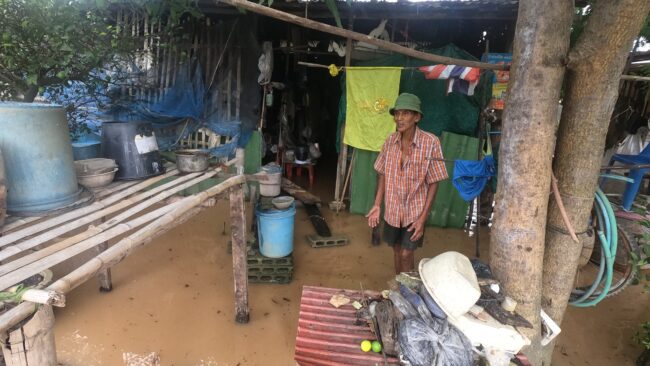 แม่น้ำยมสายเก่า ล้นตลิ่งท่วมบ้านเรือนประชาชน