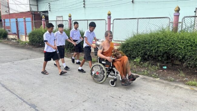 พระนั่งวิลแชร์ไฟฟ้าหลบรถเสียหลักตกคลอง
