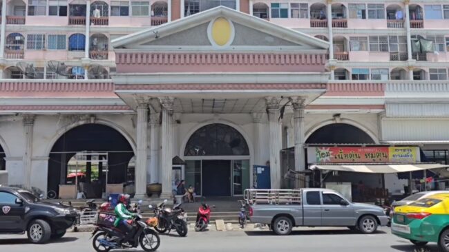 สนธิกำลังตรวจค้นตึกชมพู