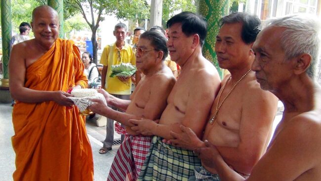 อุปสมบทหมู่เพื่อถวายเป็นพระราชกุศล