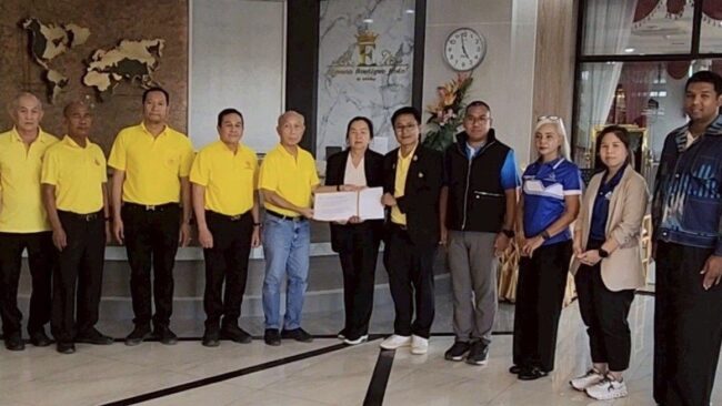สว.เยี่ยมให้กำลังใจประชาชน พร้อมมอบเงินเยียวยาชาวบ้านอำเภอบ้านกรวด จังหวัดบุรีรัมย์
